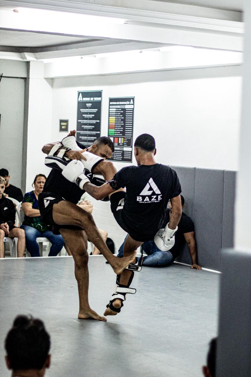 Aluno treinando na BAZE Academy